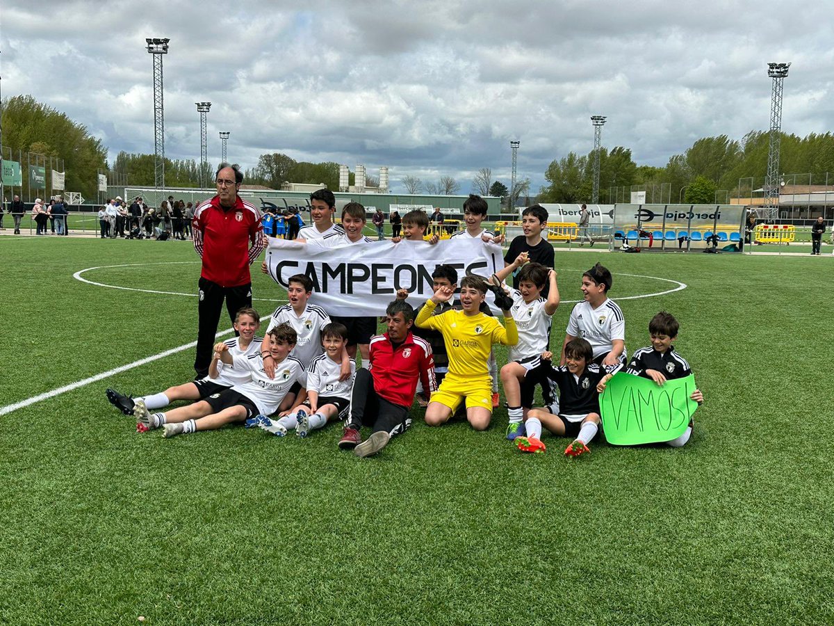 LaFactoriaBCF's tweet photo. ⚪️🏆 CAMPEONES 🏆⚫️

Después de un contundente 6 a 0 frente al @VadillosCF, nuestro Alevín D se ha proclamado campeón del G3 de la 3ª División burgalesa de alevines 🥇

🤍 ¡Enhorabuena, blanquinegros! 🖤

#BCFAlevínD
#LaFactoríaBCF https://t.co/K6LhwiU3yr