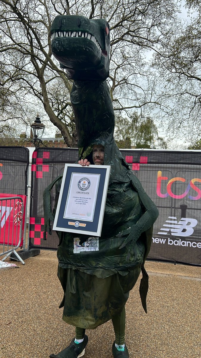 GWR's tweet photo. A dinosaur? 👀
@Sport_Dietitian ran the fastest marathon dressed as a three-dimensional dinosaur (male)🦕
4:36:43 for @Autism at the #LondonMarathon https://t.co/j3me8BPUoD