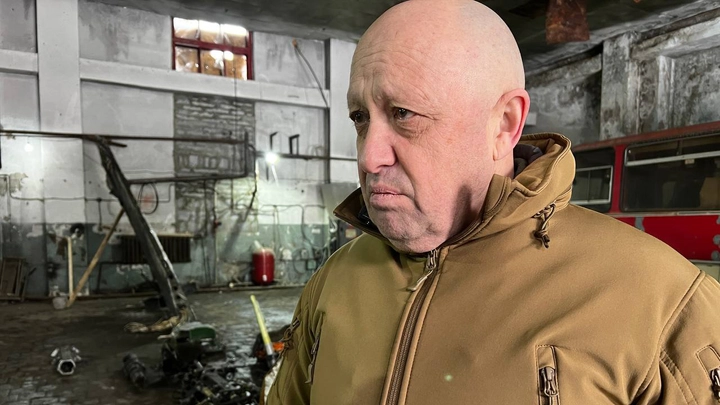 igorkushnarev2's tweet photo. «Нарушать правила гуманизма мы не будем и будем просто уничтожать всех на поле боя»: Пригожин о расстреле бойца ЧВК «Вагнер» солдатами ВСУ
ЧВК «Вагнер» больше не будет брать в плен украинских солдат в зоне спецоперации. С таким заявлением выступил основатель «оркестра» Е.Пригожин https://t.co/tplt9MlhoC