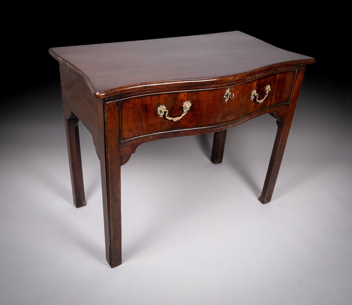 HarAntiques's tweet photo. A fine George III Chippendale period mahogany serpentine architect's desk c.1760-80, complete with working lock and key. https://t.co/RGLyCR2TTU #antiques #interiors #Georgian #study https://t.co/gnaUFLC6dk