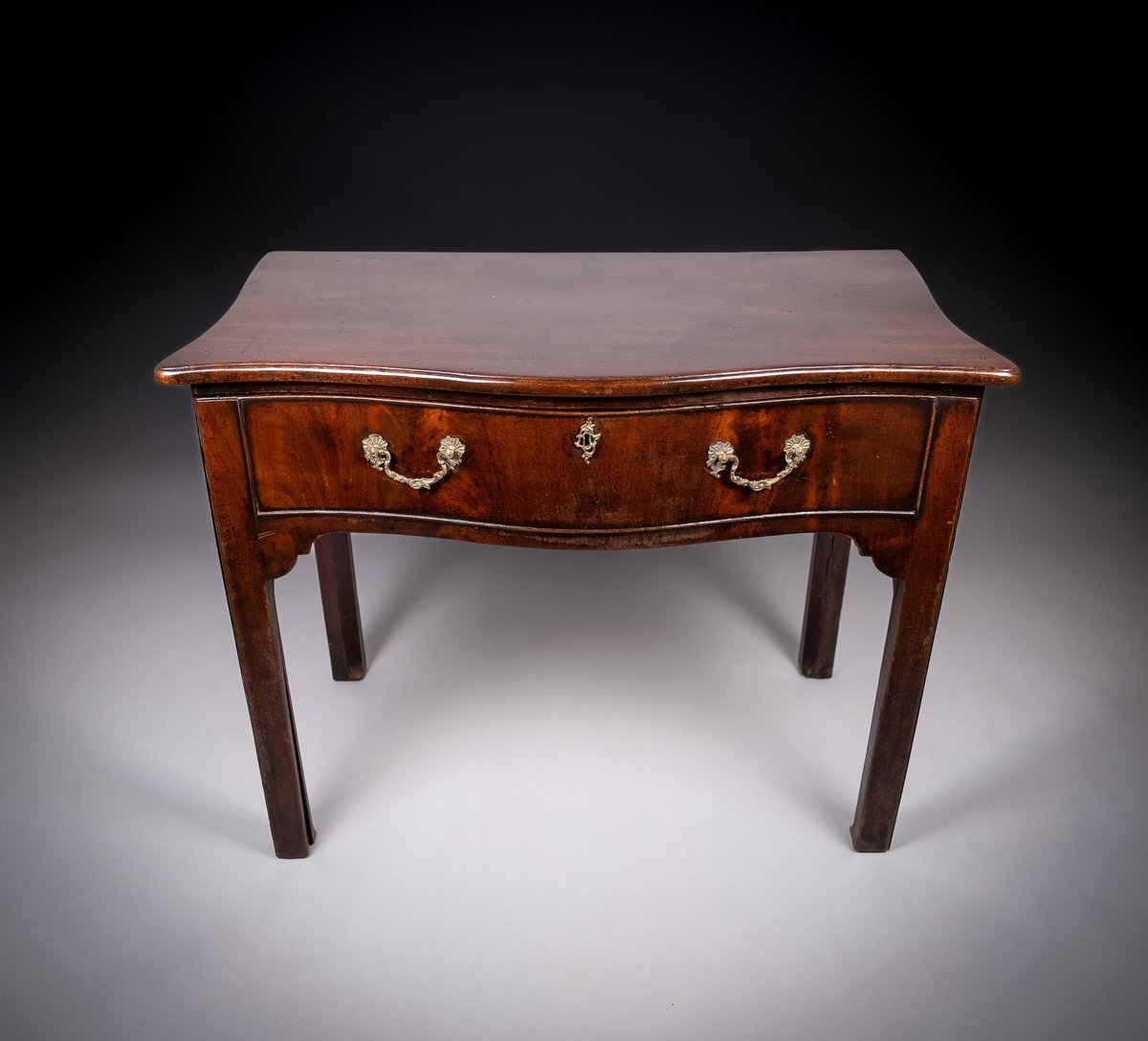 HarAntiques's tweet photo. A fine George III Chippendale period mahogany serpentine architect's desk c.1760-80, complete with working lock and key. https://t.co/RGLyCR2TTU #antiques #interiors #Georgian #study https://t.co/gnaUFLC6dk