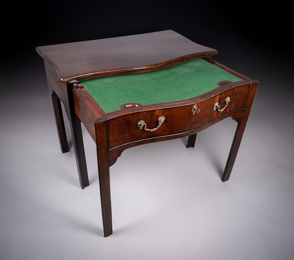 HarAntiques's tweet photo. A fine George III Chippendale period mahogany serpentine architect's desk c.1760-80, complete with working lock and key. https://t.co/RGLyCR2TTU #antiques #interiors #Georgian #study https://t.co/gnaUFLC6dk