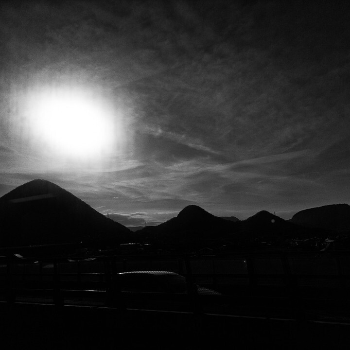 maopapa777's tweet photo. トワイライトトーン。 #車窓から #四国 #太陽 #ig_japan #monochrome #blackandwhite #白黒写真 #シロクロ #Note10Lite #xiaomi #スマホ写真 https://t.co/os8gdxxqmx https://t.co/GI8f3idqXw