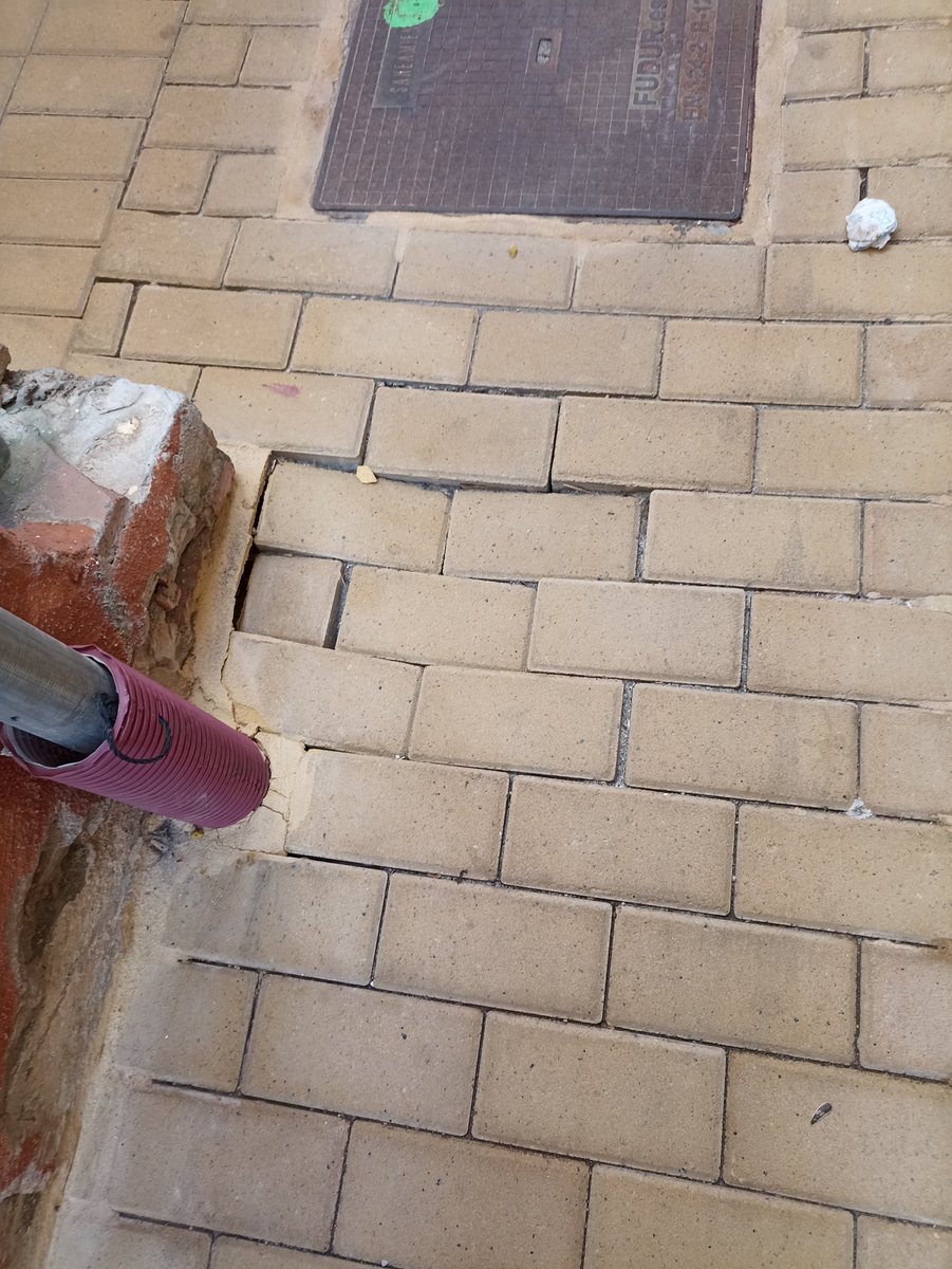 LolaReL's tweet photo. @malaga @pacodelatorrep  En El Palo, hay rincones sin terminar. Si alguien se cae....A la Altura de Portal y Porta N15 al quitar la alcantarilla el agua se estanca.Hay piezas sueltas en la esquina de la misma. Y el vecino de enfrente le han hecho una chapuza al quitar el escalón https://t.co/oxcmOKHBRJ