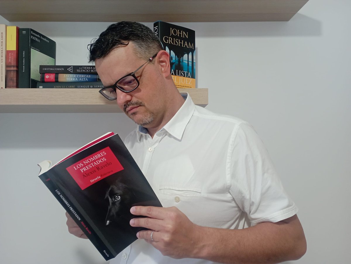 Hoy no puede faltar él, ni su obra, ni sus enseñanzas. El maestro #AlexisRavelo siempre presente entre libros, manuscritos y trazos de ideas por desarrollar. ¡Feliz #DíaDelLibro2023! #LosNombresPrestados #diadellibro2023 #23A #23Abril #MiLibroFavorito 📚🖊👓
