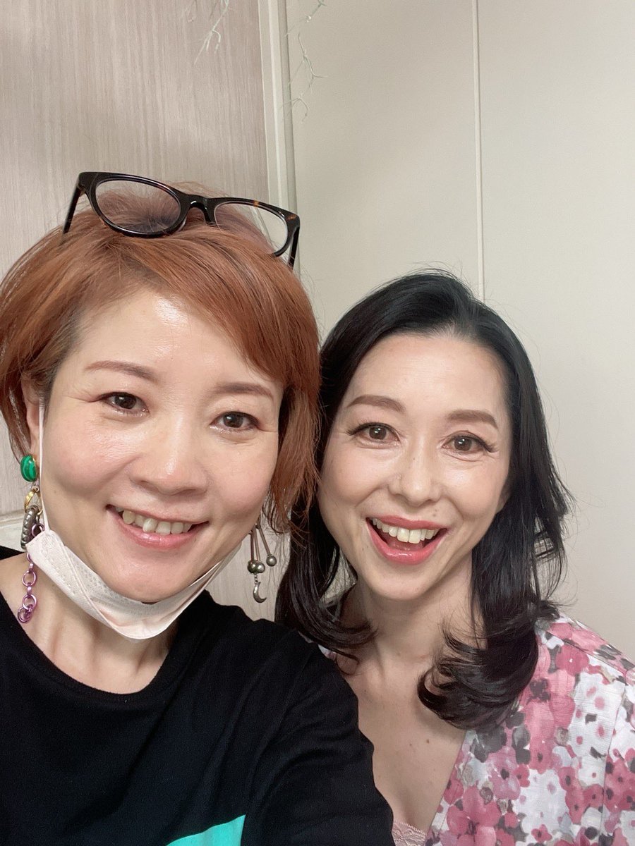 「大会パンフレットに載せる写真を撮る」ということなので、プロのヘアメイクさんにお願い。

いつも「いざ」という時にお願いしてるのは、純子先生。

彼女に頼むと間違いない。
数々のコンテスタントのメイク、海外のショーのご経験もあり。

「美人〜キレイ〜天使みたい！」
と褒めまくってくれる