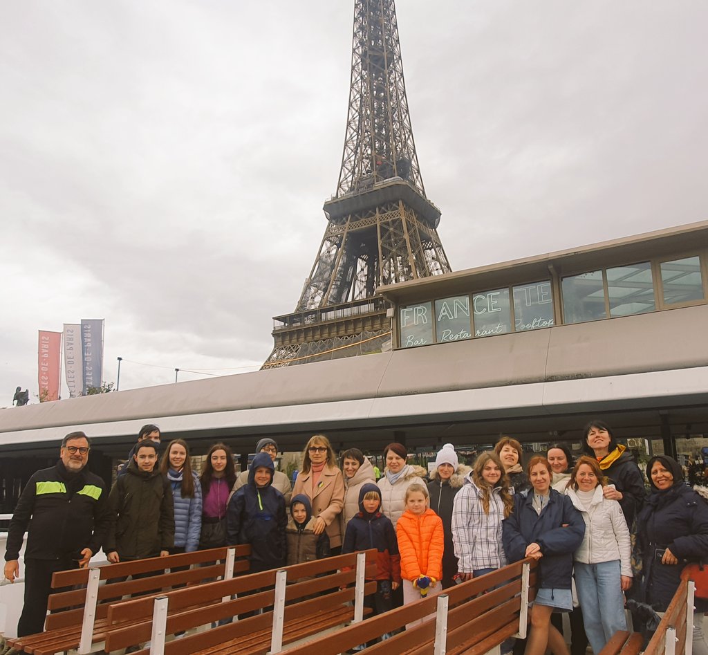 ArtistesUkraine's tweet photo. A la découverte de Paris en bateau-mouche, 40 réfugiés ukrainiens bravant les intempéries, avec l'appui du @SecoursPop et de @ArtistesUkraine https://t.co/rS96IXG92m