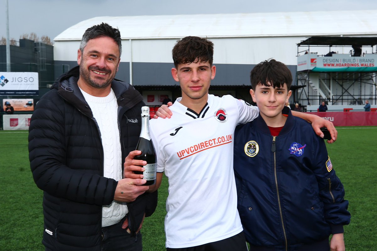 PontyUnitedM's tweet photo. 𝐏𝐋𝐀𝐘𝐄𝐑 𝐎𝐅 𝐓𝐇𝐄 𝐌𝐀𝐓𝐂𝐇 🏅

Midfield Magic - @jackkaradogan4 🪄

Jack was instrumental for us during our final game of the season and was rightly rewarded Player of the Match by our match day sponsor, Coco Cermica 🍾

#OneClub #WeAreUnited https://t.co/QhndIrPUBn