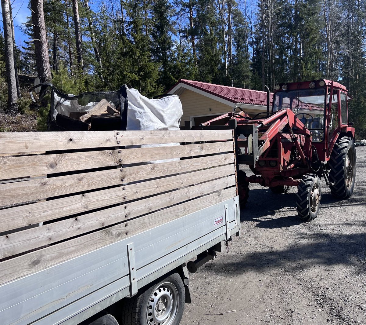 HPietinalho's tweet photo. Tänäänkin sivutoimisen klapikauppiaan ohjelmassa ensin lastausta ja sitten rahtihommia.
#uusiutuvaenergia #klapi https://t.co/Y5dgXvf2L4