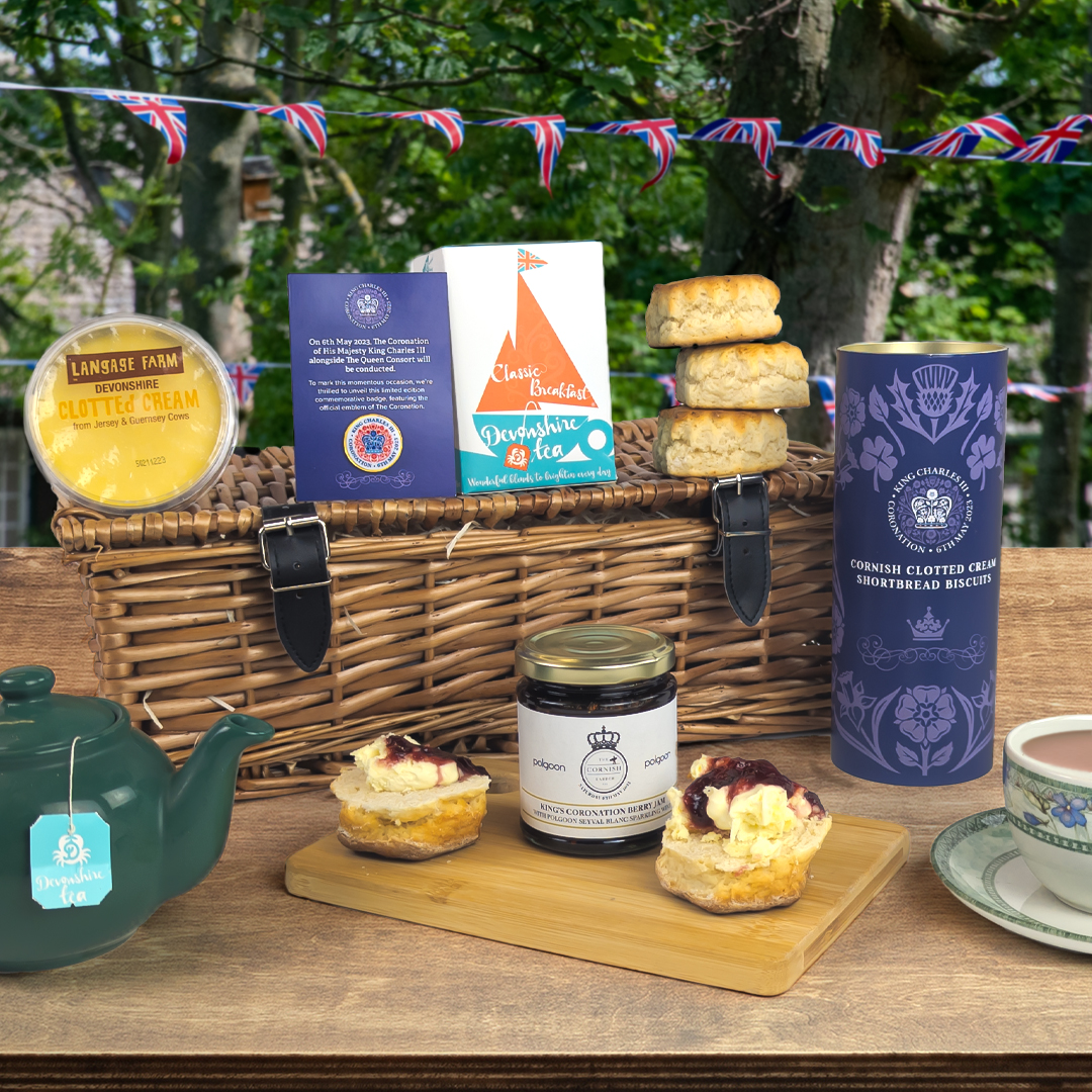 devon_creamteas's tweet photo. Feast your eyes on our all-new Coronation Hampers π
π Limited edition treats
π Exclusive collectors pin badge
π Available now for you to try!
Order now - while stocks last!
#SliceOfDevon #Coronation https://t.co/CIo1aZfNcb