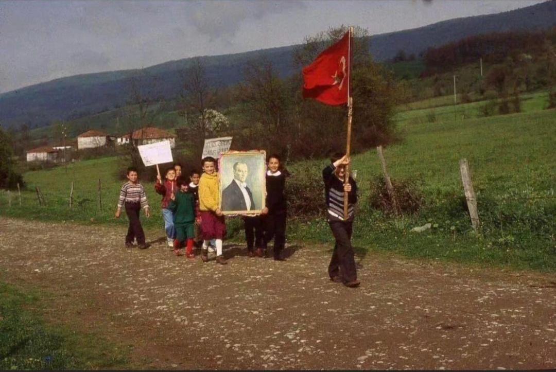 "Küçük hanımlar, küçük beyler...
 Sizler hepiniz, geleceğin bir gülü, yıldızı, bir bahtının aydınlığısınız. Memleketi asıl aydınlığa boğacak olan sizsiniz. Kendinizin ne kadar önemli, kıymetli olduğunuzu düşünerek ona göre çalışınız."
 Mustafa Kemal Atatürk
#23NisanKutluOlsun