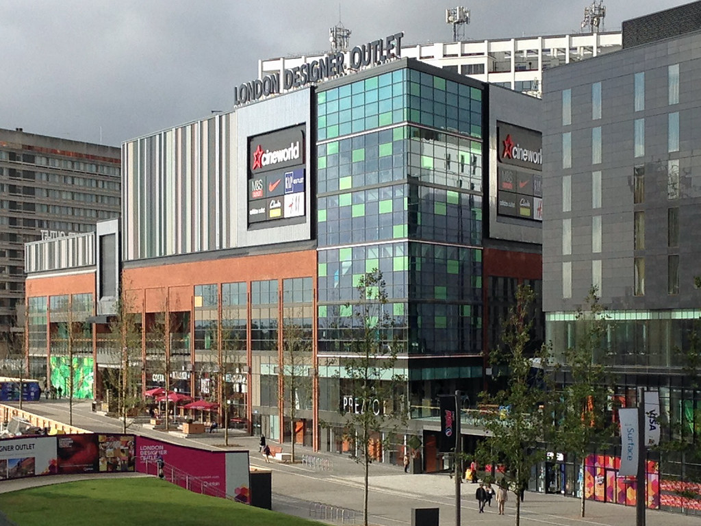 OutletsUK's tweet photo. London Shoppers! Best place for designer bargains is #Londondesigneroutlet at #WembleyPark - open until 8pm most days - read more at https://t.co/7PyYUrDDLl https://t.co/Swp0K3fpqd