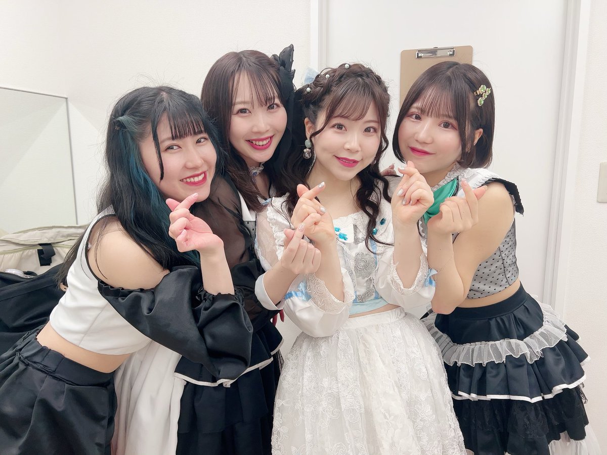 inmkoyuki's tweet photo. ai*ai ✿𓈒*

久々の再会～～～イェーーーッッッ！！！
OG側で急遽ライブ入れさせてもらって嬉しかったなぁ☺️🫰🌸
裏では皆変わらずのわちゃわちゃだったよ♬

3人ともアクスタ並べて飾ってるの愛おしい🤣💚💙💜🩵 https://t.co/BnSf0ZRFMz