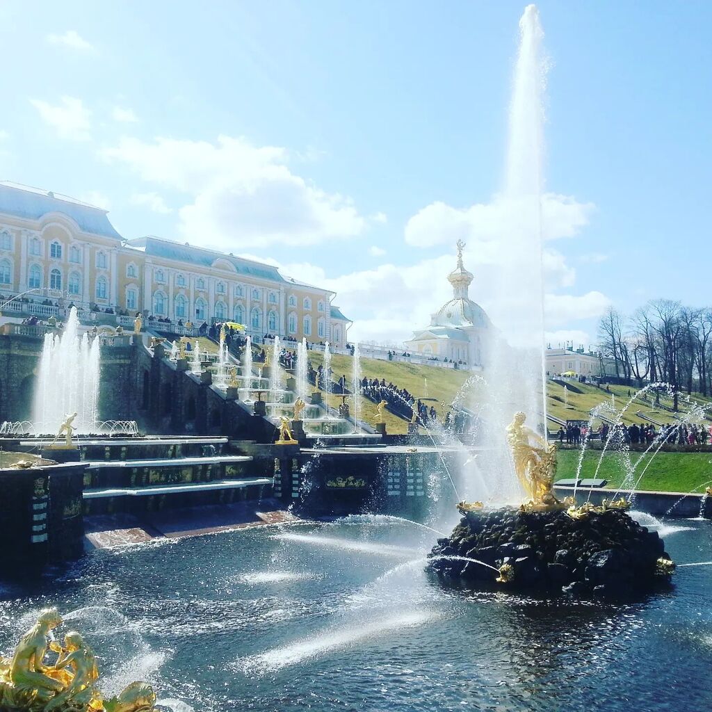 ToursInStP's tweet photo. Красота! Восторг! Фантастика! О чём это мы? Да просто Петергофские фонтаны проснулись после долгой зимней спячки и будут радовать нас каждый день. А, значит, пора ехать с нами на экскурсию- расскажем про уникальный водовод, про золотых богов и нимф, попытаемся обмануть фонта… https://t.co/sBoQVz4eBP