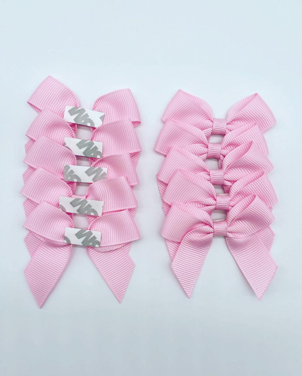 A simply ribbon bow for your gift packaging.

We can produce your bows according to your wish. 
#ribbonbow #giftbox #giftpackaging #giftwrapping #packagingdesign #satinribbon #ribbonflower #packagingbox #custombow #customprint #printribbon #ribbonsupplier #diycraft #chocolatebox