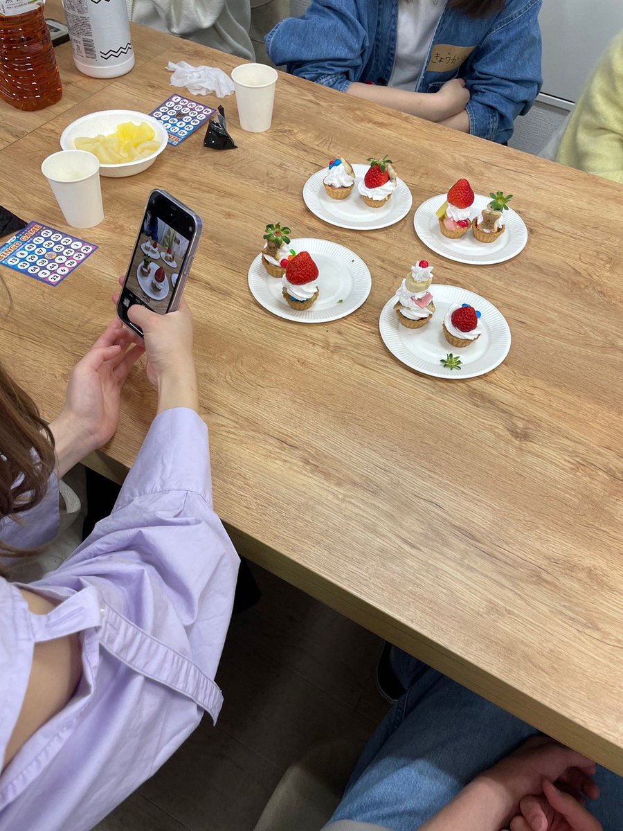komaswe's tweet photo. 今日は新歓第1弾でタルトづくりをしました🍓💗
実は何かを作るのはスイーツ研究会はじめての試みなのですが、楽しんでいただけたでしょうか❣️
入会してくださった方もたくさんいてとても嬉しかったです🤝🏻🫶🏻 https://t.co/p8cyTdQ3RT