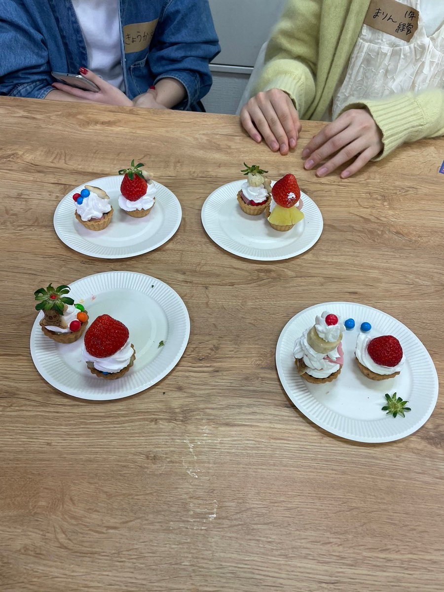 komaswe's tweet photo. 今日は新歓第1弾でタルトづくりをしました🍓💗
実は何かを作るのはスイーツ研究会はじめての試みなのですが、楽しんでいただけたでしょうか❣️
入会してくださった方もたくさんいてとても嬉しかったです🤝🏻🫶🏻 https://t.co/p8cyTdQ3RT