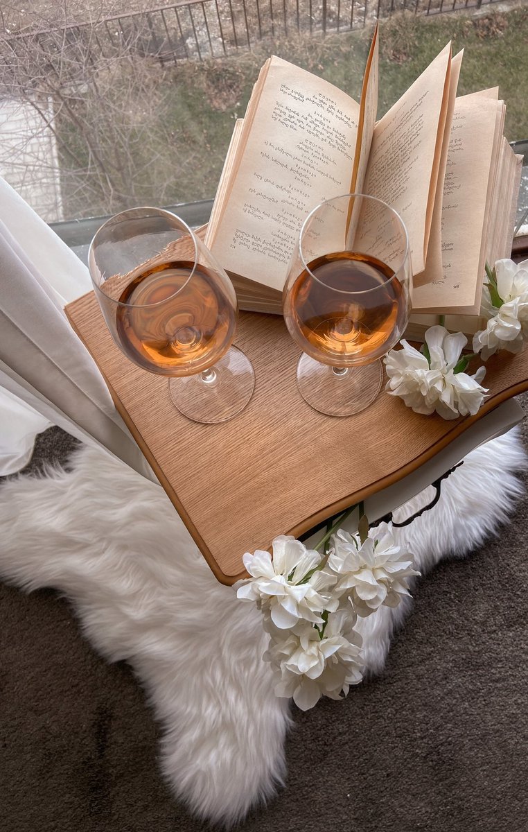 El #vino 🍷siembra #poesía 📖 en los corazones ♥️ 
#HappySunday💕 
#FelizDiadelLibro 📖 
#FelizSanJorge 
#FeliçSantJordi 🗡🐍

#wine #book #winelover #winetasting🍷 #booklover  #vinorosado🍷 #dorioja #doriberadelduero #dovalencia #dovinosdealicante #docigales🍷  #vinoespaña #vino