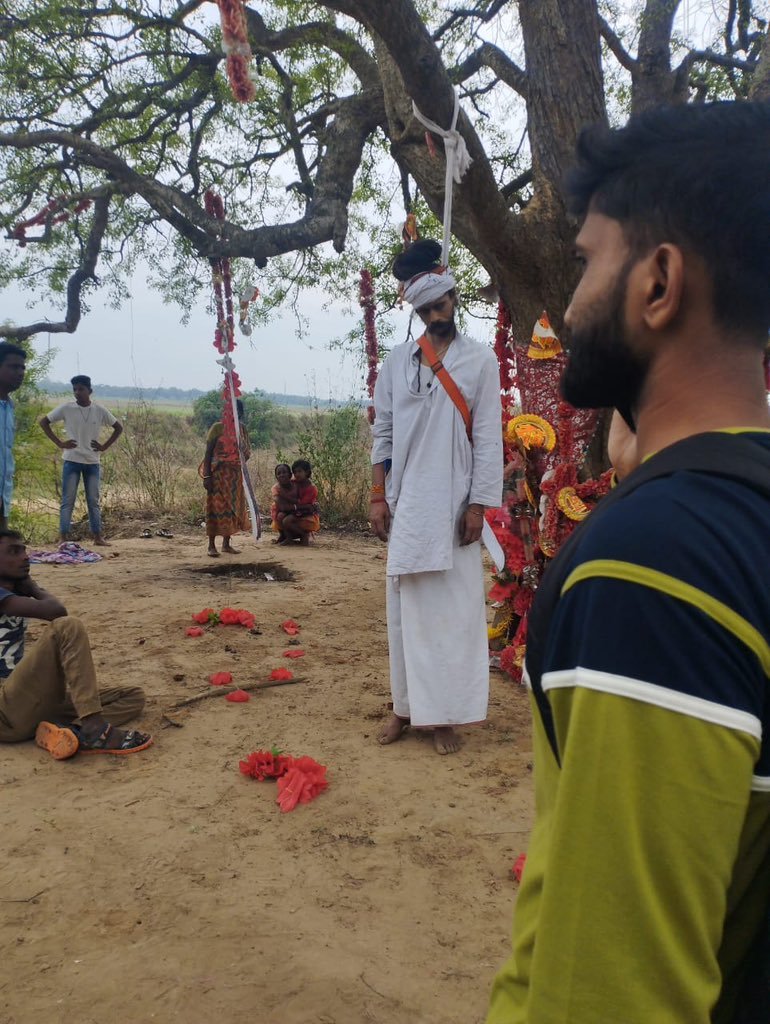 पश्चिम बंगाल में ईद के दिन एक साधु को मारकर मंदिर के सामने लटका दिया है 

चूंकि ये हिंदू साधु की हत्या है अतः इसे मीडिया में नहीं दिखाया जायेगा 😡

हत्या कर पेड़ में लटका दिए