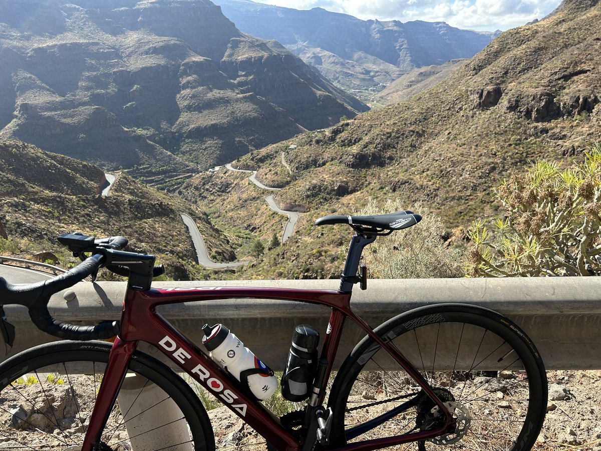 ClementsMike's tweet photo. The long and winding road #cyclechat https://t.co/qNgbYFXsog