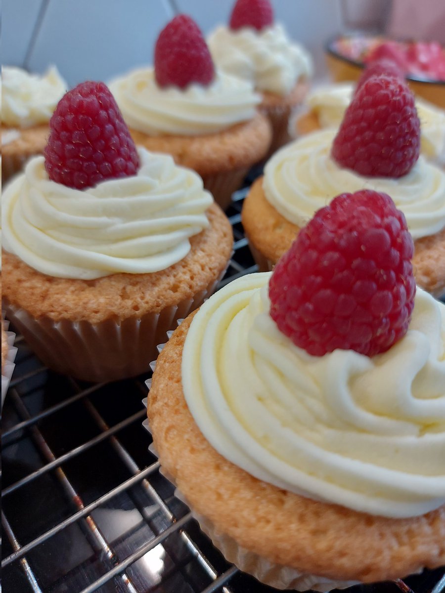 HBeat's tweet photo. Sunday well spent- homemade cakes for snack this week! White choc buttercream by my mini me #girltime #bake https://t.co/iQr8TRLtge