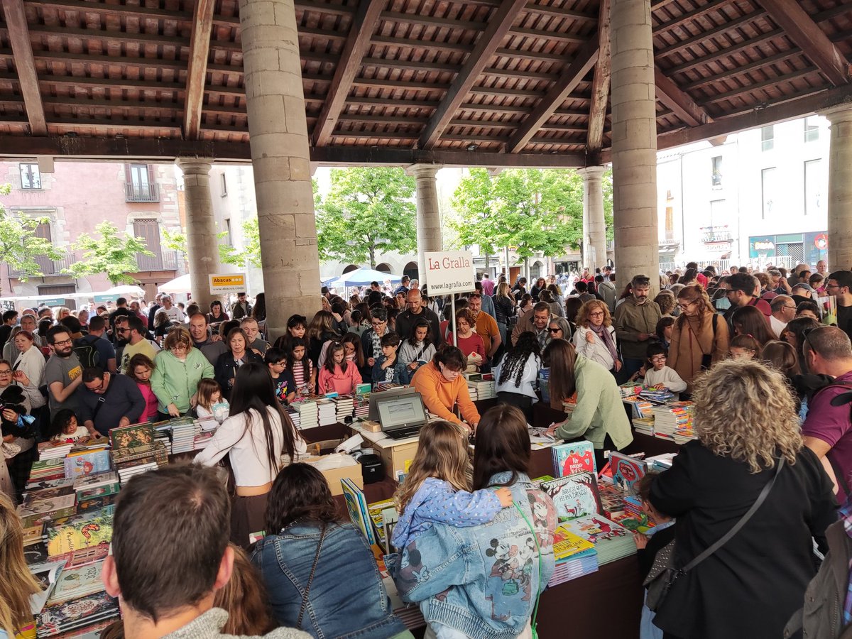 xaviergiro's tweet photo. Bon Sant Jordi! 🌹📚 https://t.co/kTNL7Ixhdo