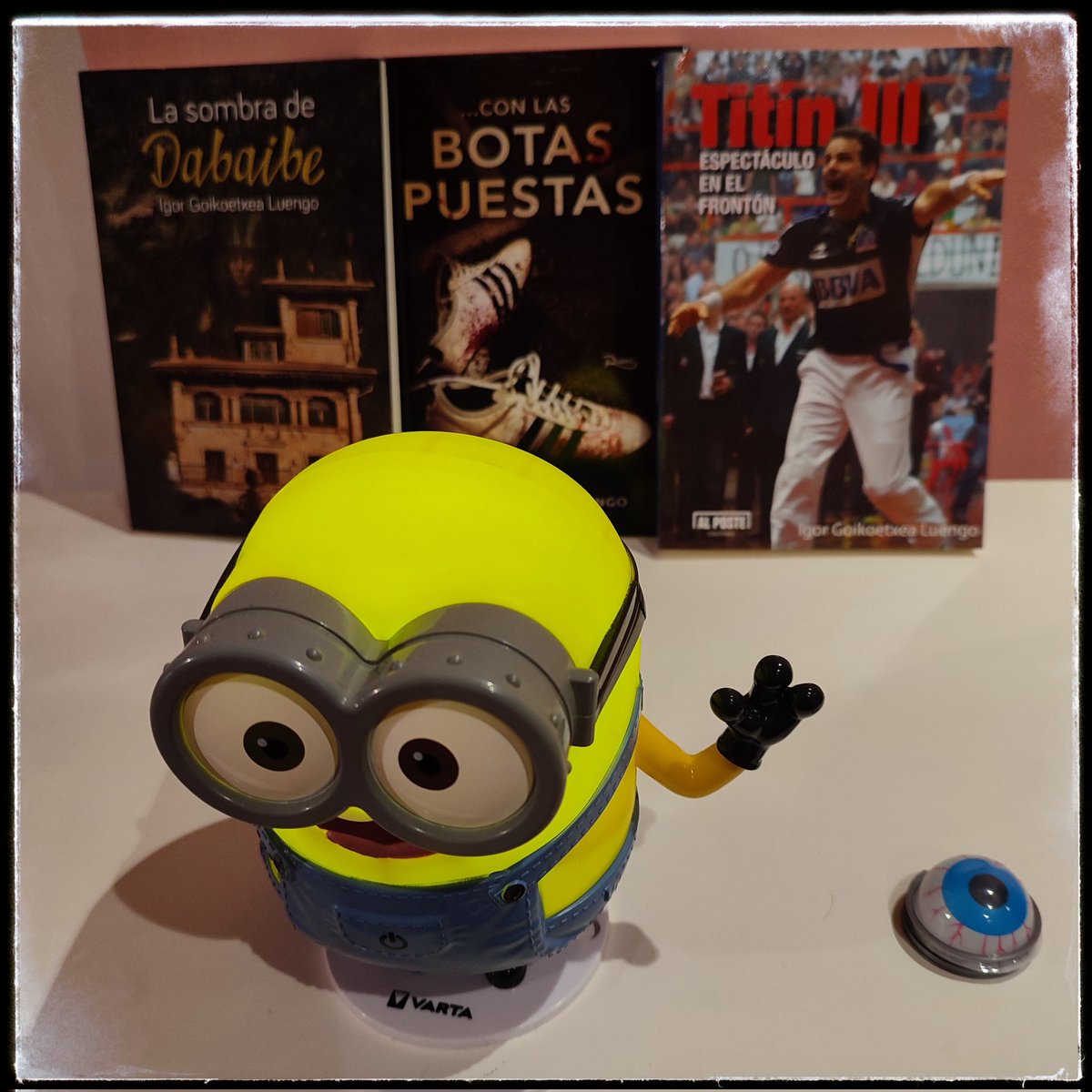 feliz #diadellibro #libros #conlasbotaspuestas #lasombradedabaibe #titiniiiespectaculoenelfronton