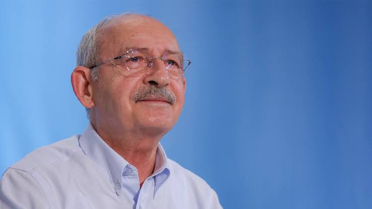 Haber's tweet photo. Kemal Kılıçdaroğlu:

🔺 Kızılay kan ve çadır satmayacak
🔺 Cumhurbaşkanı özgürce eleştirilebilecek
🔺 Çankaya Köşk'ü tüm Türkiye'nin evi olacak
🔺 Emeklilerin hesabına 15.000 TL ikramiye yatırılacak
🔺 100 bin öğretmen atacak
🔺 Köy okulları yeniden açılacak
🔺 5'li çetelerin saltanatı son bulacak
🔺 418 milyar doların hesabı sorulacak
🔺 128 milyar doları kimlerin aldığı ortaya çıkartılacak
🔺 Deprem konutları, hak sahiplerine ücretsiz verilecek
🔺 Liyakat hakim olacak
🔺 Tank ve palet fabrikası geri alınacak
🔺 Askeri tüm hastaneler geri açılacak
🔺 Çiftçi ve işçi hakkını alacak
🔺 Yoksulluk ve yolsuzluk sona erecek
🔺 Beytülmal'e el uzatılmayacak
🔺 Kadın cinayetleri ve kadına yönelik şiddet son bulacak
🔺 Tüm kararlar ortak akılla alınacak
🔺 Barış Akademisyenleri, kürsülerine dönecek
🔺 Ekonomik tüm sorunlar çözülecek

Özetle; Egemenlik kayıtsız şartsız milletin olacak!