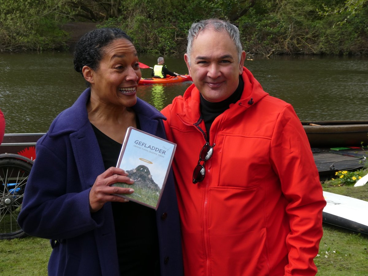 WvdWulp's tweet photo. Stadsdeelbestuurder @NazmiTurkkol neemt het nieuwe boek van Marjori Hong in ontvangst. Gefladder Deel II, belevenissen in het Sloterpark. https://t.co/FmlROYI6VY