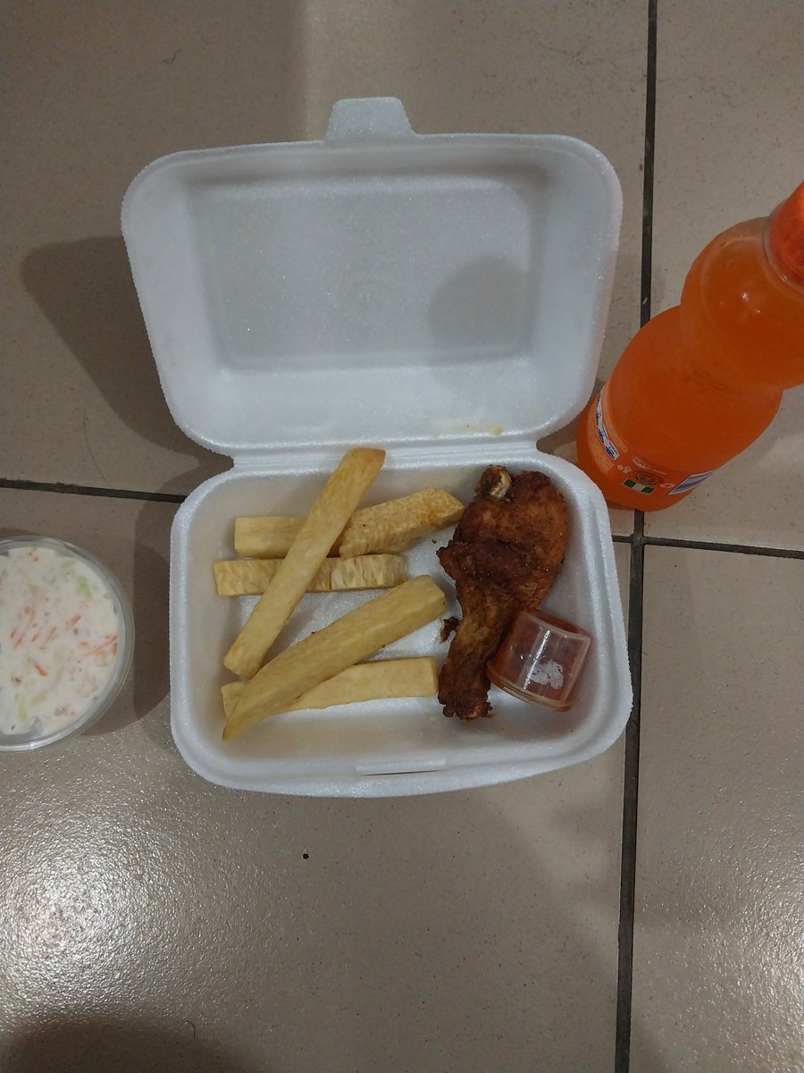Ceminie_'s tweet photo. @ChickenRepublic Gbagada help me understand this...I got this for N2,100. First they got my order wrong. I ordered for moi-moi, they replaced it with salad. Then it got delivered an hour later. How? https://t.co/W834dpWbLK