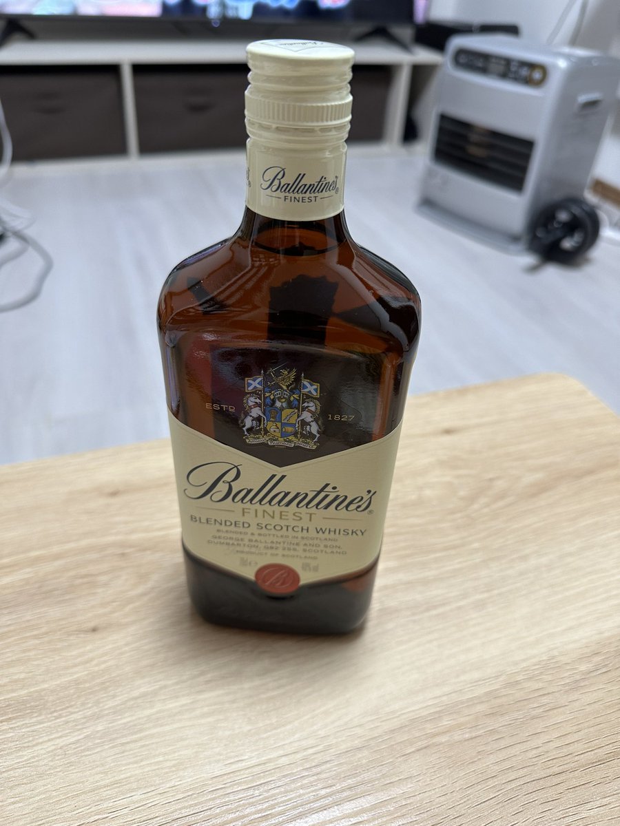 MYMuj38tBLhZeo2's tweet image. 同じ金額帯では群を抜いて美味しいかも。シャープでまろやか🥃バランタイン。