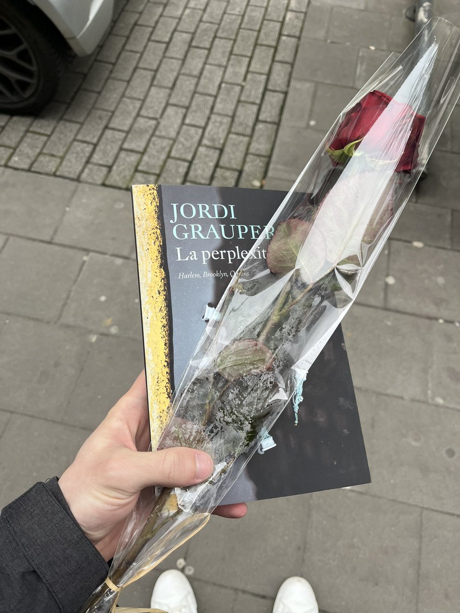 TorresPages's tweet photo. Primer Sant Jordi lluny de casa. 🇱🇺🌹

Hem intentat combatre el fomo gràcies al @centrecatlux, els versos de la @nuriacontreras_ i les il·lustracions virtuals de la Judit Miau. 

Gaudiu del dia, que us regalin moltes roses i encara més llibres! https://t.co/koMgFVe6gK