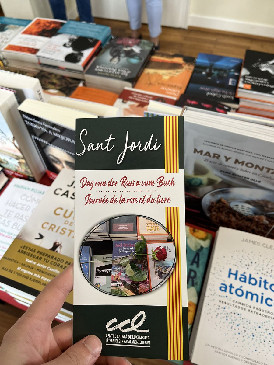 TorresPages's tweet photo. Primer Sant Jordi lluny de casa. 🇱🇺🌹

Hem intentat combatre el fomo gràcies al @centrecatlux, els versos de la @nuriacontreras_ i les il·lustracions virtuals de la Judit Miau. 

Gaudiu del dia, que us regalin moltes roses i encara més llibres! https://t.co/koMgFVe6gK