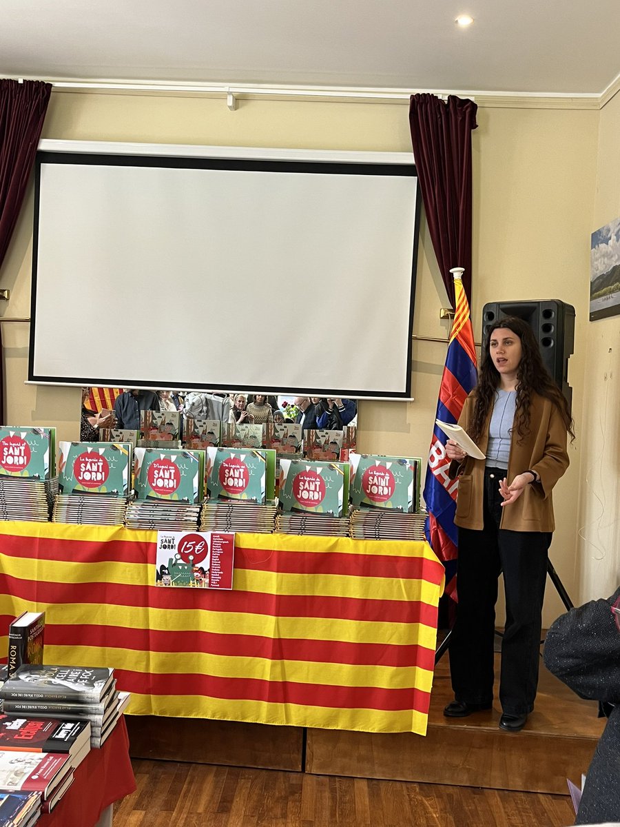 TorresPages's tweet photo. Primer Sant Jordi lluny de casa. 🇱🇺🌹

Hem intentat combatre el fomo gràcies al @centrecatlux, els versos de la @nuriacontreras_ i les il·lustracions virtuals de la Judit Miau. 

Gaudiu del dia, que us regalin moltes roses i encara més llibres! https://t.co/koMgFVe6gK