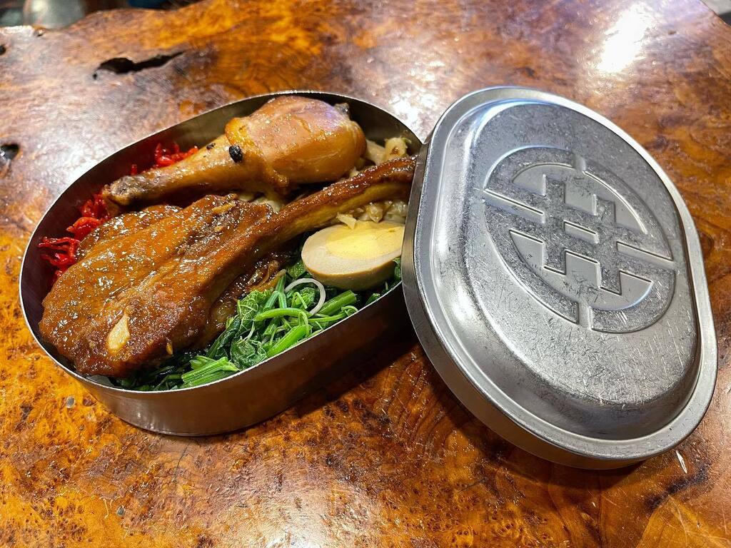 rovinglight's tweet photo. The most famous thing in Fenqihu (奮起湖) - the bento or railway lunchbox. 
The Alishan Forest Railway traditionally stops briefly at Fenqihu enroute to Alishan at around lunchtime, and everyone took the opportunity to have their lunch with the lunchbox… https://t.co/iH2W2uHcJX https://t.co/GlCD2myJce