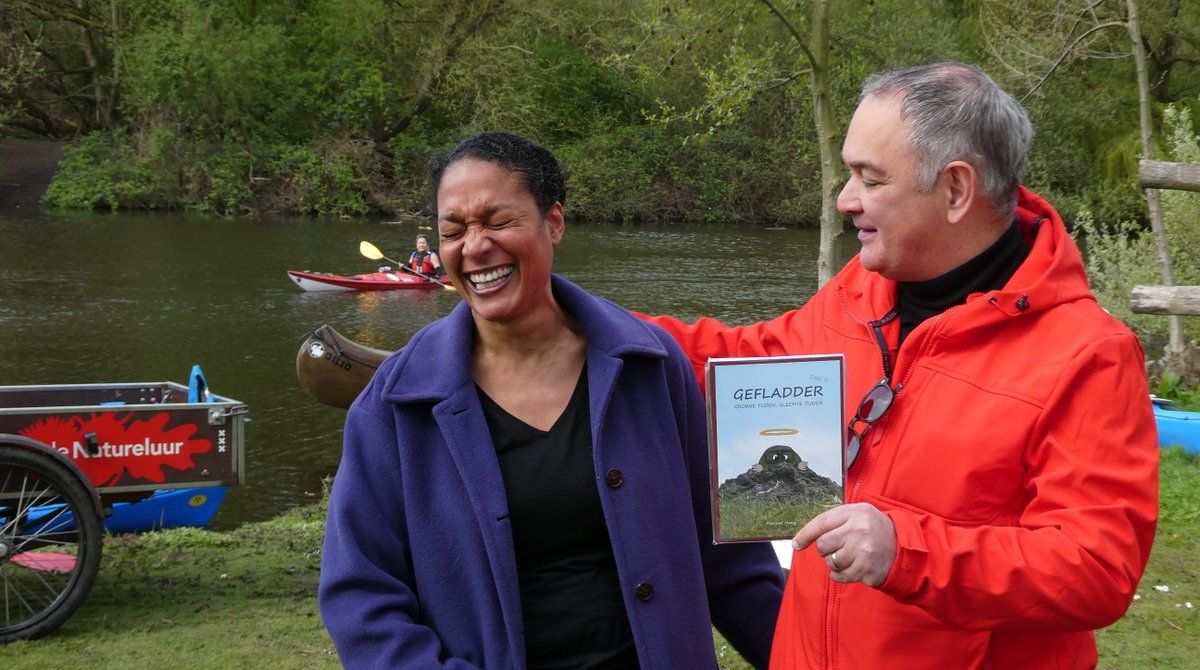 WvdWulp's tweet photo. Stadsdeelbestuurder @NazmiTurkkol neemt het nieuwe boek van Marjori Hong in ontvangst. Gefladder Deel II, belevenissen in het Sloterpark. https://t.co/FmlROYI6VY