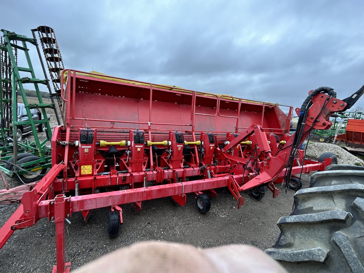Grimme GL 38T.  8 row,  steering, rolling basket hiller    Best offer.