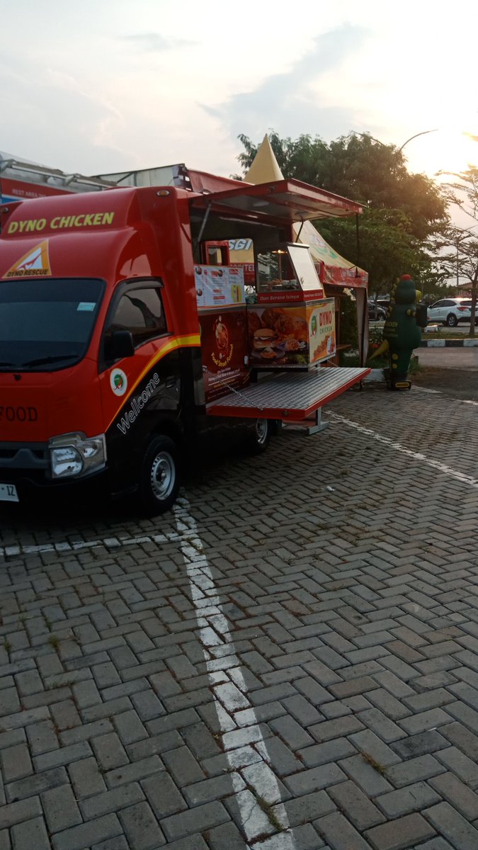 Akunketiga17's tweet photo. @AREAJULID Di Dyno Chicken rest area 282 aja kak, menunya jelas, harga jelas, rasanya jelas.. https://t.co/kc3RjXwSMv