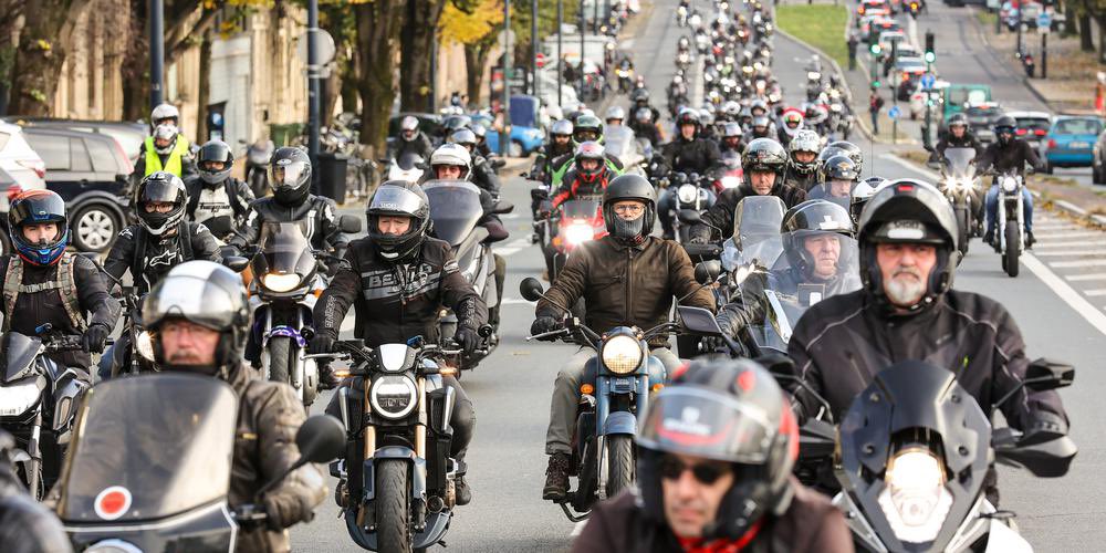 fmfnational's tweet photo. Un appel à la mobilisation a été lancé par la  FMF  et nos confrères pour ce samedi dans plusieurs villes de France dont Bordeaux. En ce début d’après-midi, ils sont environ 2 000 motards venus de toute la région dans la capitale girondine à perturber la circulation et la rocade https://t.co/Nbs8Zrp6jR