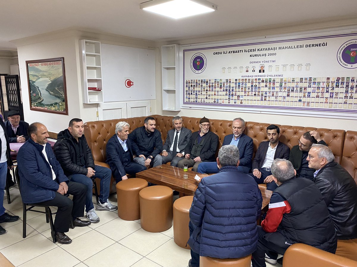 akiniilhan's tweet photo. Belediye Başkanımız @AhmettPoyraz, İl YK Üyemiz @hhuseyineksi ve Meclis Üyemiz @hamzacobann ile birlikte Aybastı Kayabaşı Derneğimizde hemşehrilerimiz ile bayramlaşıyoruz. 

Rabb'im birliğimizi, beraberliğimizi daim etsin.

@osmannnurika https://t.co/4NNZZGXp0T