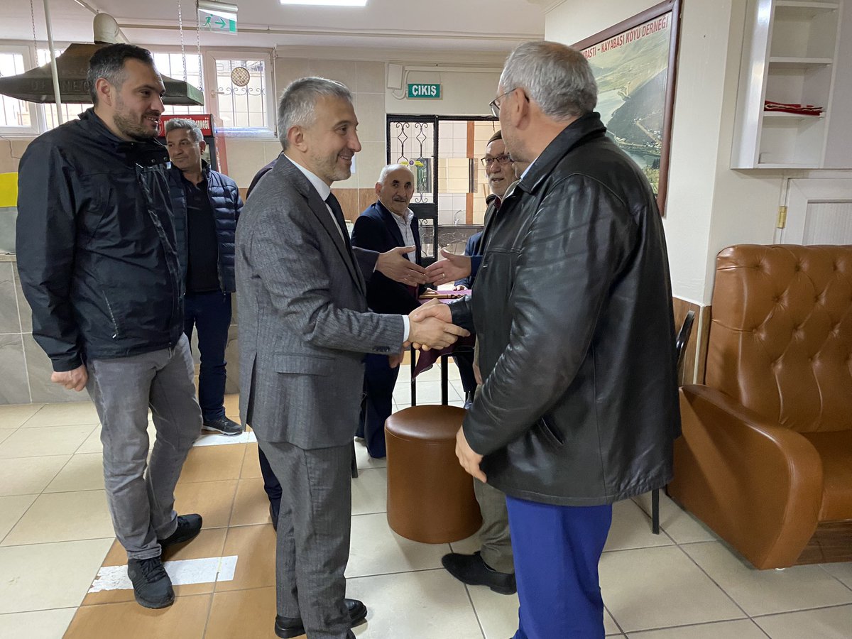 akiniilhan's tweet photo. Belediye Başkanımız @AhmettPoyraz, İl YK Üyemiz @hhuseyineksi ve Meclis Üyemiz @hamzacobann ile birlikte Aybastı Kayabaşı Derneğimizde hemşehrilerimiz ile bayramlaşıyoruz. 

Rabb'im birliğimizi, beraberliğimizi daim etsin.

@osmannnurika https://t.co/4NNZZGXp0T