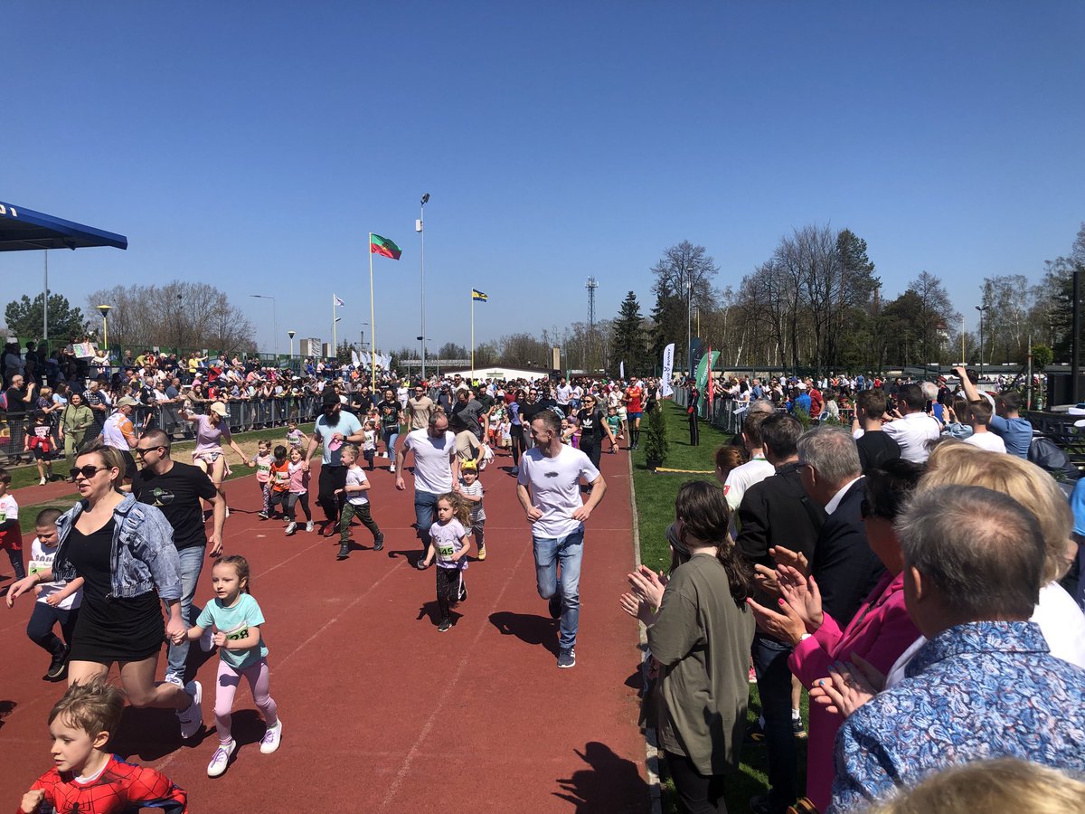 GrzybAndrzej's tweet photo. 57 Cross Ostrzeszowski - od 57 lat kręci się przełajowa karuzela jednej z największych imprez w biegach przełajowych w Polsce. Największe emocje towarzyszą biegom przedszkolaków,rośnie liczba uczestniczących w nordic walking gratulacje @nowePSL https://t.co/cHpRw6fhg9