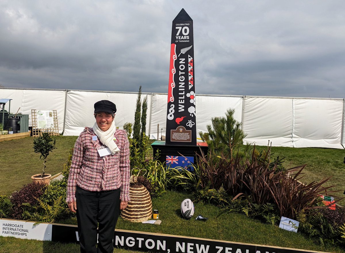 Final day of the @HarrogateFlower, here's member Sue Wood MCIHort, designer of the Harrogate International Partnerships Garden, supported by @HarrogateBID @CWGC @HgteTownTwin 🍁🌱🌹