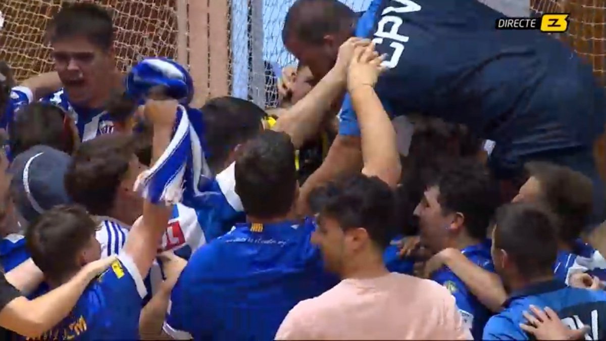 MOLTES FELICITATS <a href="/cpvoltrega/">Club Patí Voltregà-Movento Stern</a> sou CAMPIONS merescuts! Felicitats <a href="/3ricvargas/">eric vargas</a> <a href="/gerardteixido9/">Gerard Teixidó</a> <a href="/molas_39/">aleix molas</a> <a href="/polpare9/">polpare9</a> <a href="/didacalonso/">Didac Alonso</a> <a href="/Burgy7/">Jordi Burgaya</a> <a href="/teixido7/">Lluís Teixidó</a>