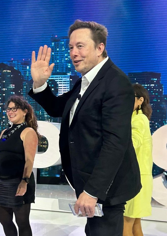 keioweb3's tweet photo. 先日マイアミのイベントでイーロンマスク氏 @elonmusk にお会いしてきました！

お話する時間は非常に短かったのですが、こんな至近距離で話せたのは嬉しかったです！

プレゼントと一緒に手紙を渡したので、読んで貰えると嬉しいな～と思っています！ https://t.co/lHtukMJYK5