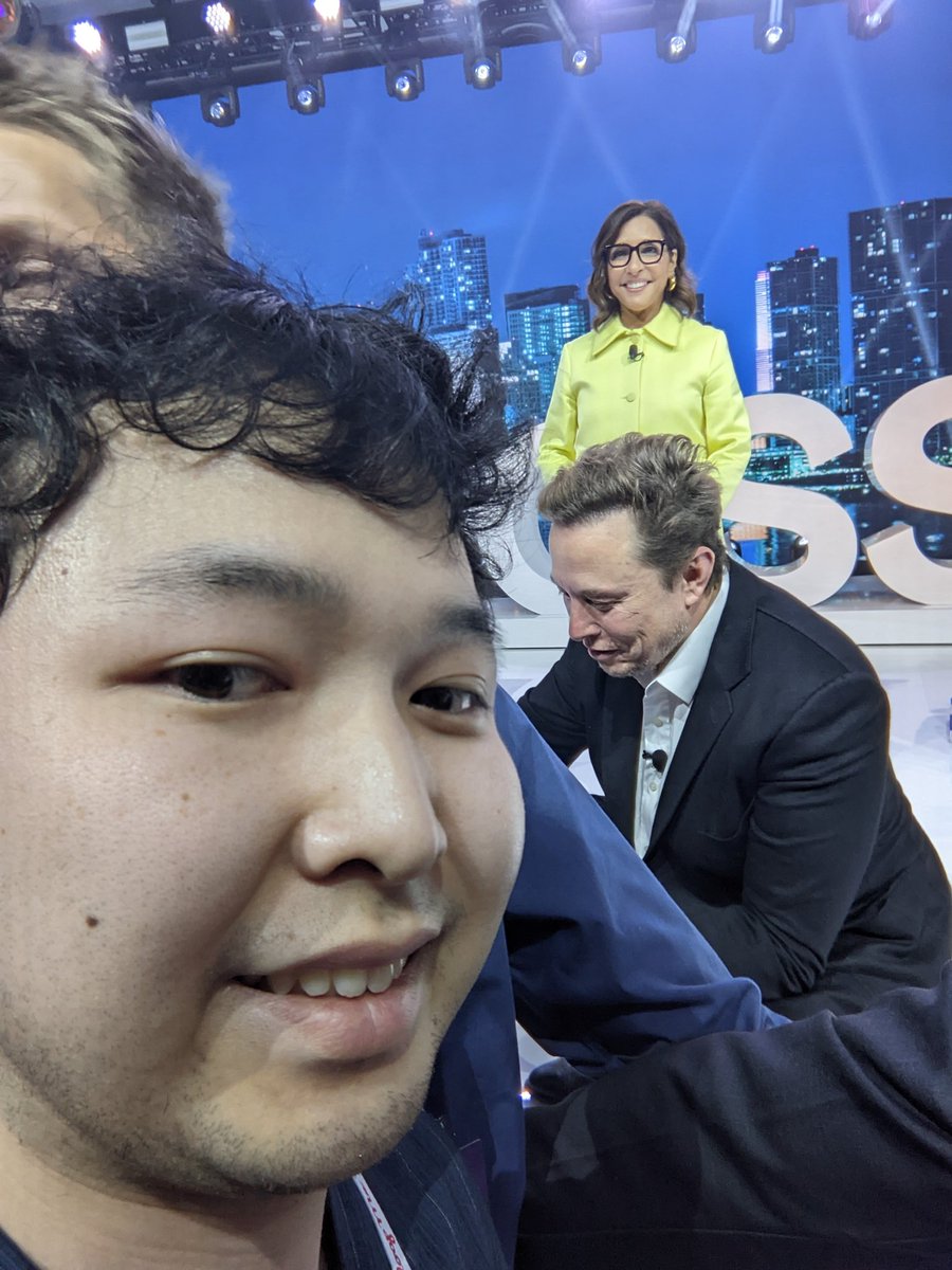 keioweb3's tweet photo. 先日マイアミのイベントでイーロンマスク氏 @elonmusk にお会いしてきました！

お話する時間は非常に短かったのですが、こんな至近距離で話せたのは嬉しかったです！

プレゼントと一緒に手紙を渡したので、読んで貰えると嬉しいな～と思っています！ https://t.co/lHtukMJYK5