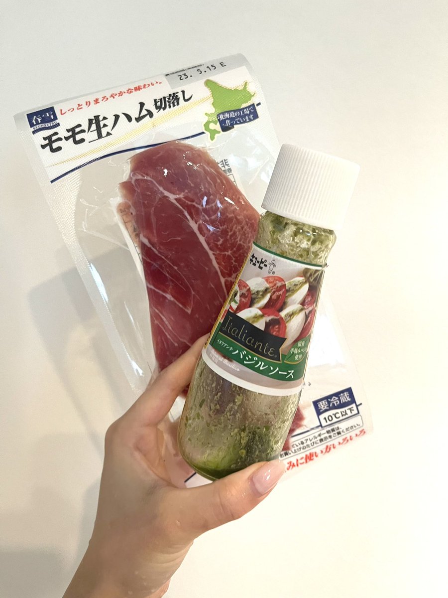 kawaiirenkoaka's tweet photo. バジルソース、アボカド、レモン汁、粉チーズ入れたボウルに茹でたパスタを和えて、生ハムのせて、黒胡椒かけるだけの簡単ジェノベーゼが好きすぎる🌿
私はレモン大量にいれて、生ハムはモモ生ハム切り落としで作るのが好き🍋
冷製パスタにしても絶対おいしい。 https://t.co/aO5PiZQ6cF