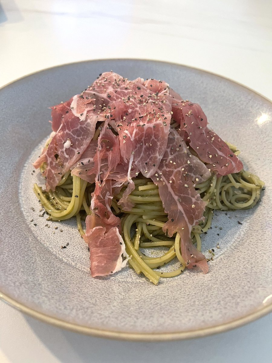 kawaiirenkoaka's tweet photo. バジルソース、アボカド、レモン汁、粉チーズ入れたボウルに茹でたパスタを和えて、生ハムのせて、黒胡椒かけるだけの簡単ジェノベーゼが好きすぎる🌿
私はレモン大量にいれて、生ハムはモモ生ハム切り落としで作るのが好き🍋
冷製パスタにしても絶対おいしい。 https://t.co/aO5PiZQ6cF