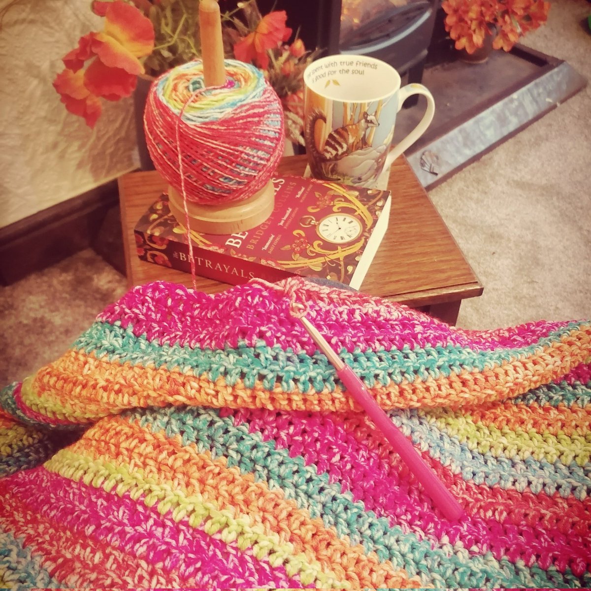 #sundayvibes #lovereading #crochet #crochetblankets #mindfulcrafts #mindfulcrocheting #craftingismytherapy