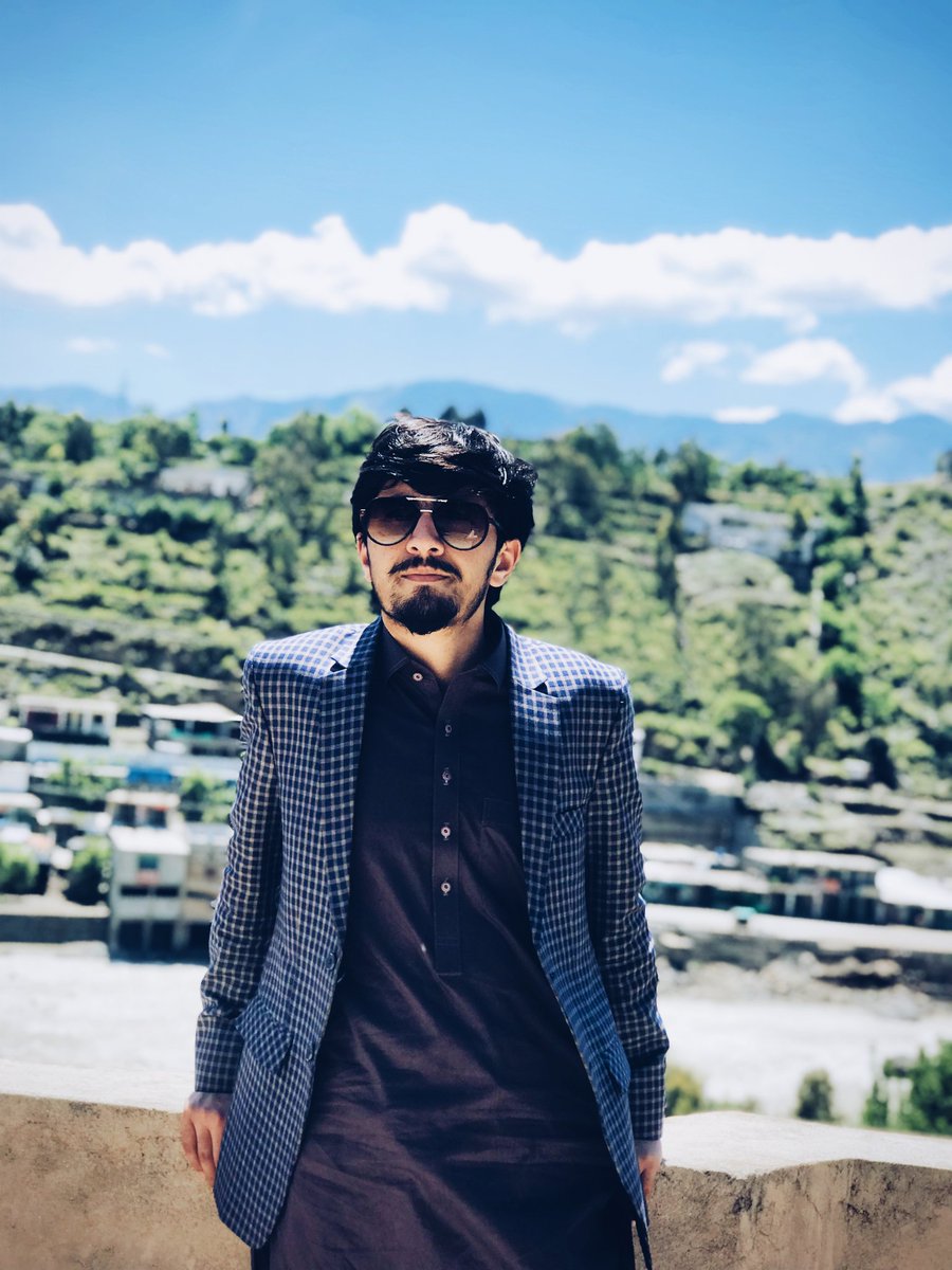 malak_mujtaba's tweet photo. ته    د   نور   سمندرونه
زه    د    خاوری    یو    ذره
دا    زما    او    ستا به څنګه
شي    دوستي    او   یارانه -
  
#GhaniKhan
#EidMubarak 
#اختر_مو_مبارک_شه! https://t.co/NQcbW5tLjY